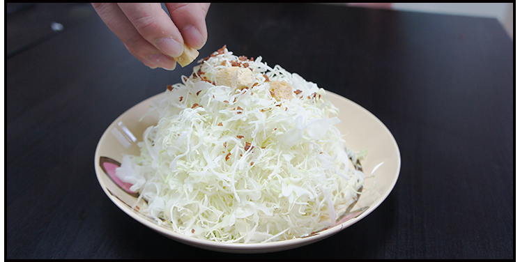 ベーコンチップやクルトンなどを振りかけて、歯ごたえを作って、